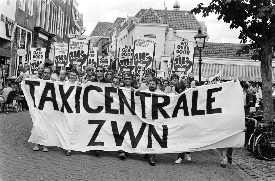 Buschauffeurs, betogingen, stakingen, bezuinigingen, spandoeken, openbaar vervoe, Bestanddeelnr 932-6609