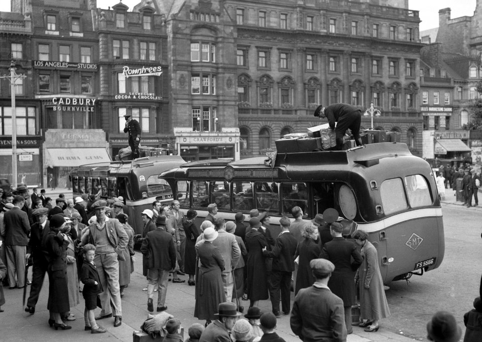 Buschauffeur zet bagage op het dak van de bus Edinburgh-Londen, Bestanddeelnr 190-1055