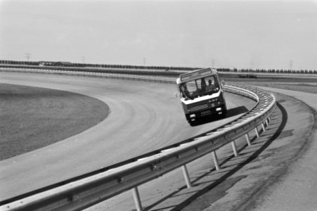 Bus tijdens test in 30 % bocht, Bestanddeelnr 930-9817