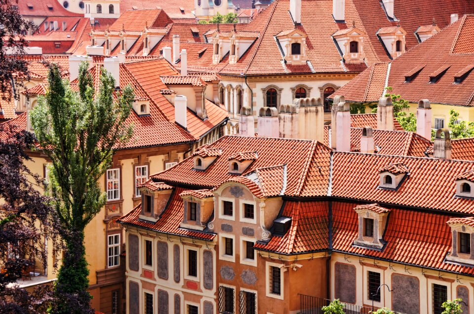 Housetop facade contrasts