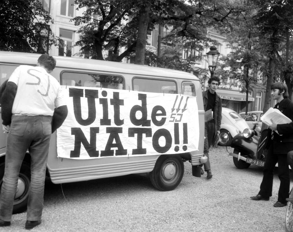 Bus met spandoek Uit de NATO bij de demonstratie, Bestanddeelnr 919-5962