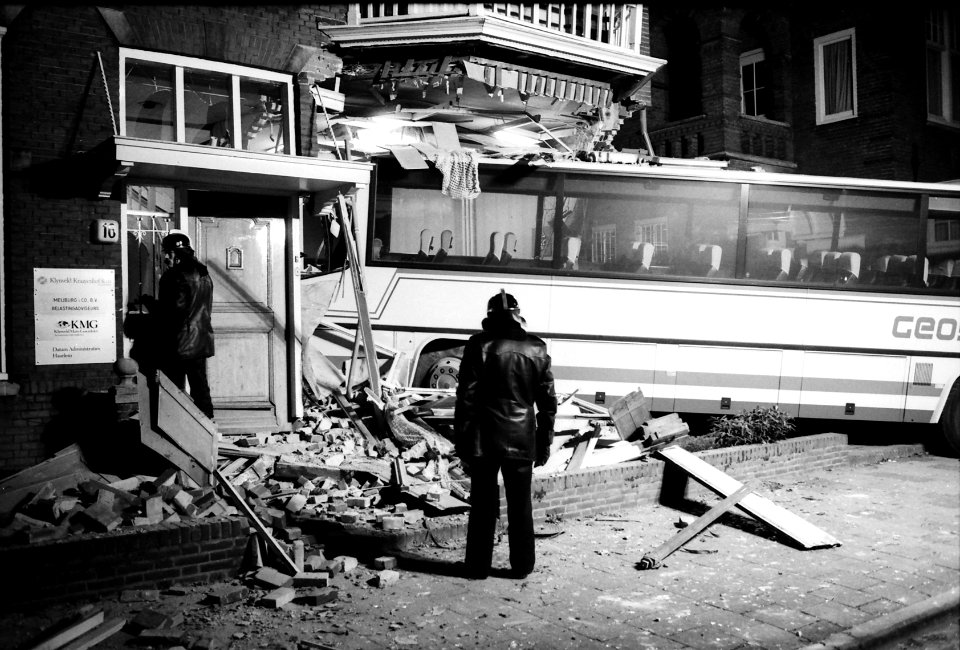 Bus rijdt pand Van Eedenstraat binnen, NL-HlmNHA 1478 23639 K 02