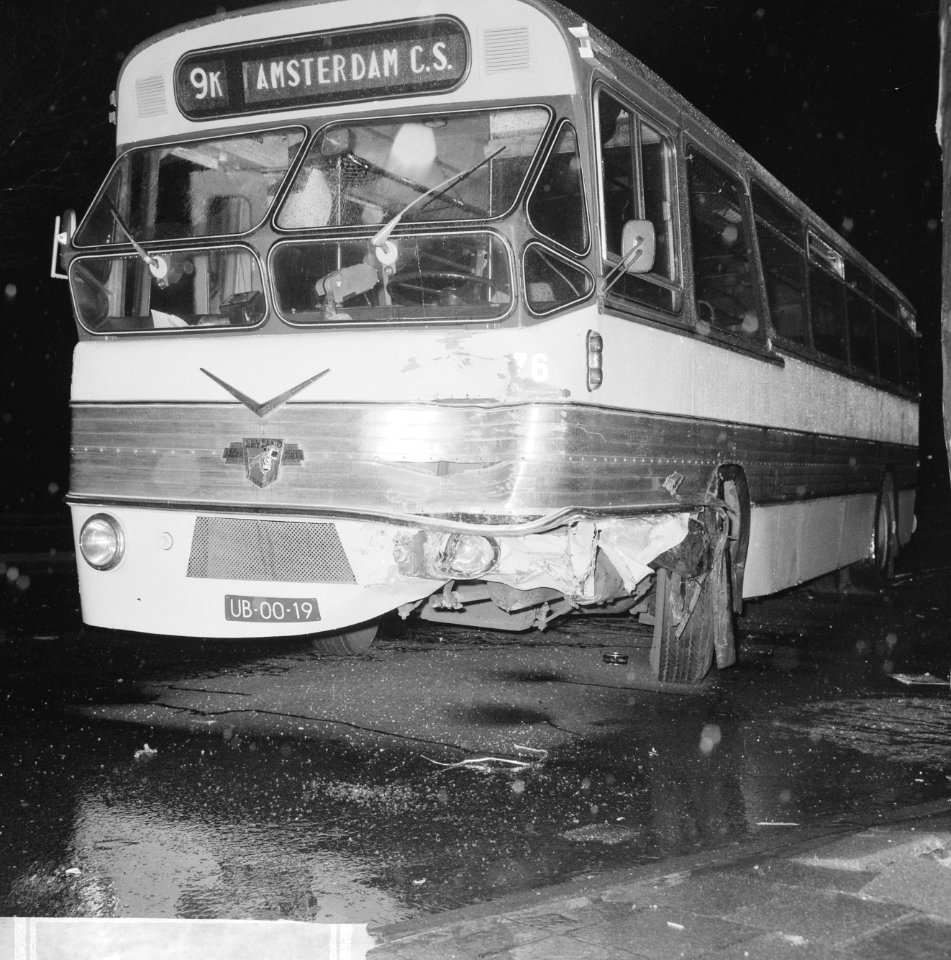 Bus Maarse en Kroon botst tegen personenauto bij Olympisc Stadion, de bus aan vo, Bestanddeelnr 918-6063