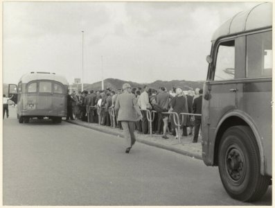 Bushalte met wachtende, huiswaarts kerende mensen aan de kop van de Zeeweg