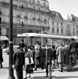 Bushalte in Saint-Germain-des-Prés, Bestanddeelnr 254-0442