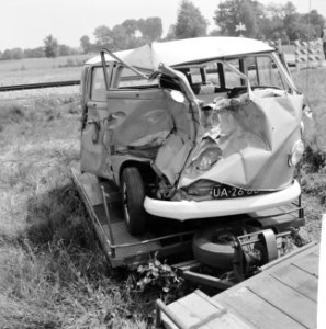 Busje botste tegen goederentrein in Den Ham , het vernielde busje, Bestanddeelnr 916-5866