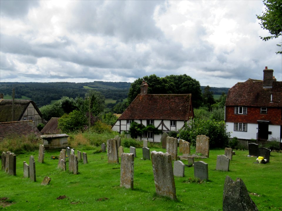 Burwash churchyard 01