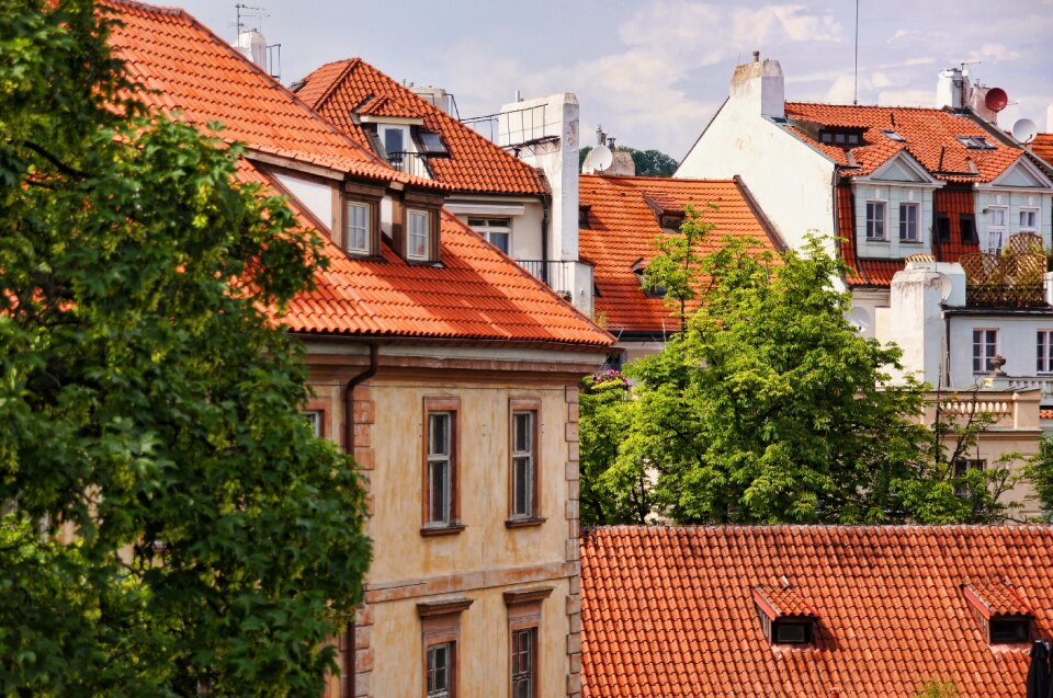 Housetop facade contrasts