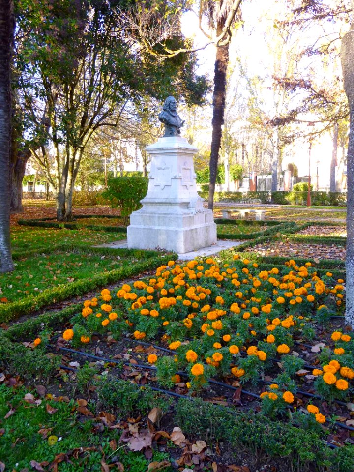 Burgos - Parque de la Isla, monumento a Cervantes 1
