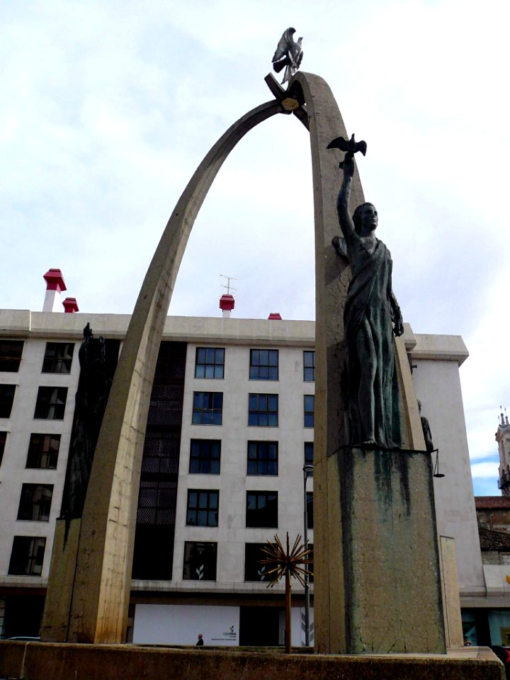 Burgos - Monumento Homenaje a los Ejércitos de España 5
