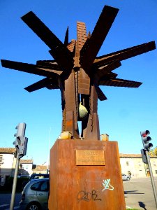 Burgos - Monumento a los Donantes de Sangre en el Barrio de Gamonal