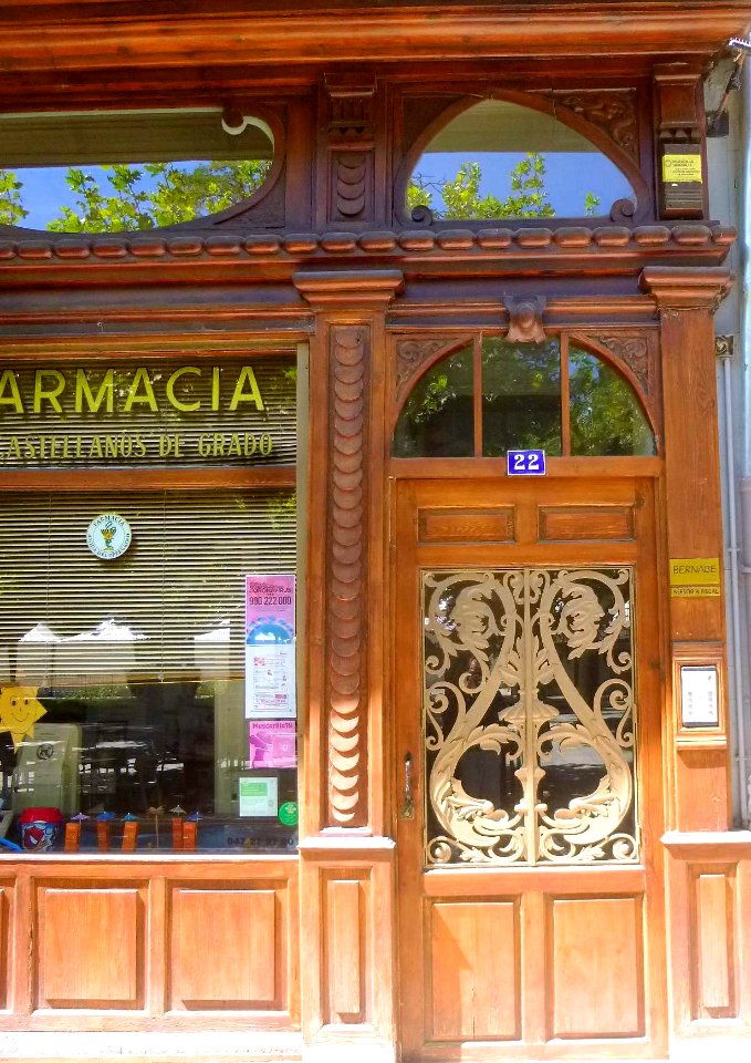 Burgos - Paseo del Espolón, Farmacia Castellanos de Grado 2