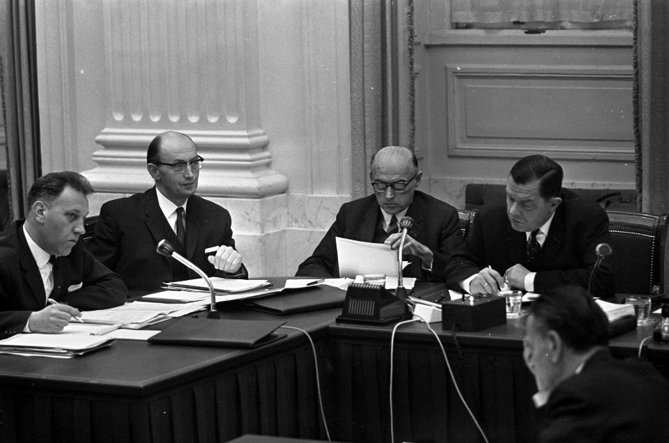 BVD in Tweede Kamer , kamercommissie voor Binnenlandse Zaken . Van Doeveren (che, Bestanddeelnr 921-1982