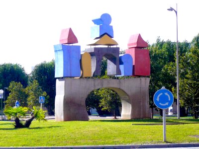 Burgos - Carretera de Logroño, rotonda de Bakimet, símbolo de la Universidad de Burgos 1