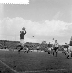 BVV tegen Rapid JC 2-2 Keeper Cox (Rapid) rechts Van Roessel (BVV), Bestanddeelnr 908-8916