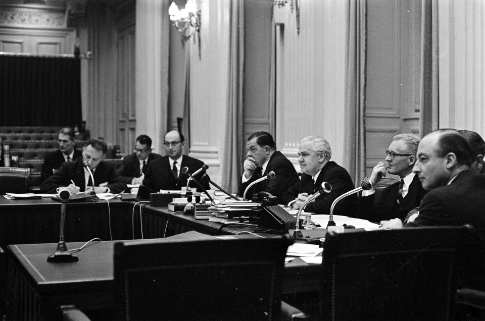 BVD in Tweede Kamer , kamercommissie voor Binnenlandse Zaken . P. G. H. van Doev, Bestanddeelnr 921-1983