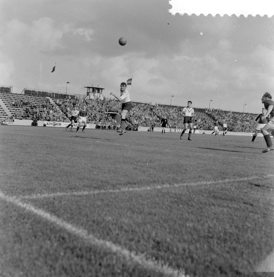 BVV tegen Rapid JC 2-2 Keeper Cox (Rapid) rechts Van Roessel (BVV), Bestanddeelnr 908-8917