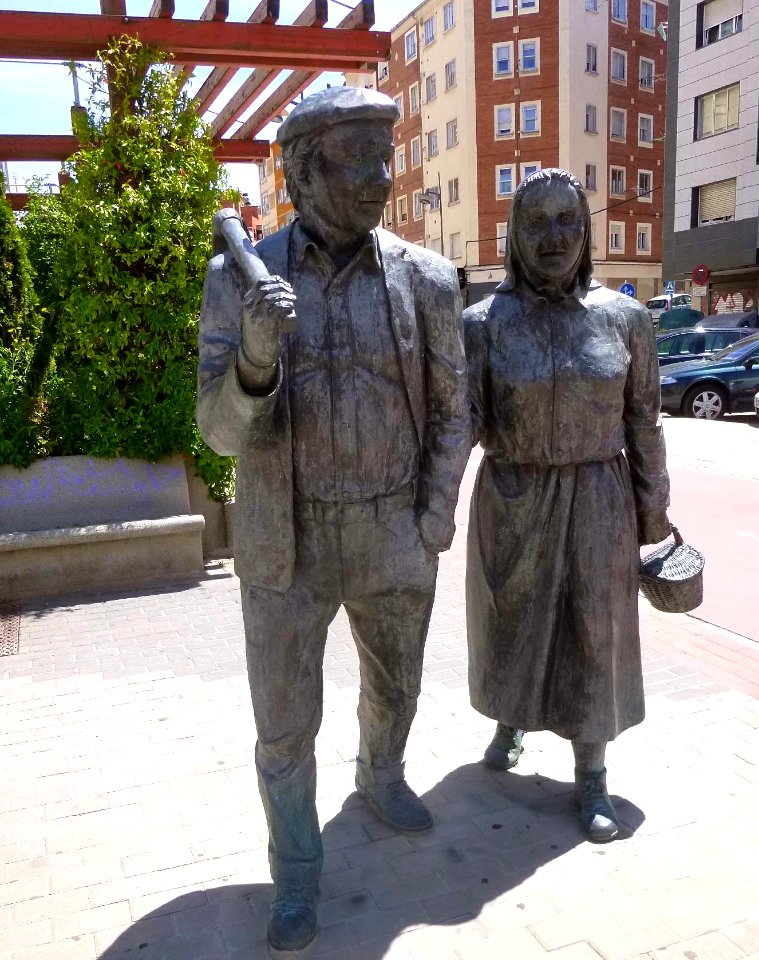 Burgos - Estatuas de labriegos