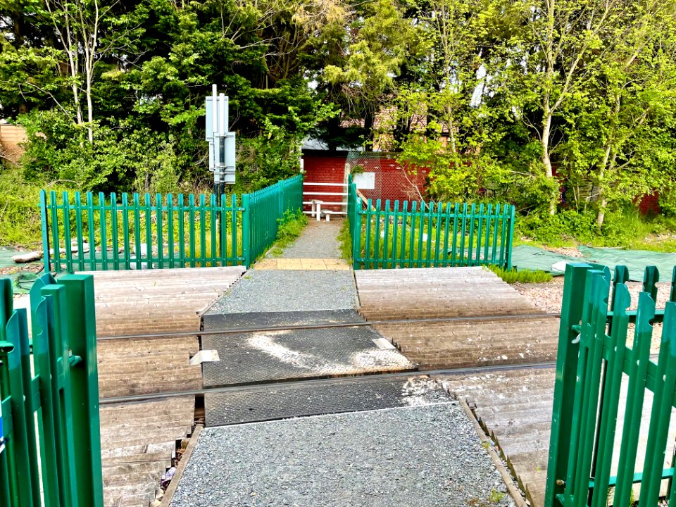 Butts Lane level foot crossing, looking northeast, 2021