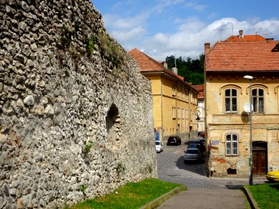 BV StrCerbului 36 and wall