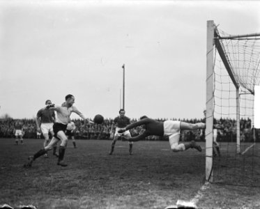 BVV tegen Maurits 2-1 Mol (keper Maurits) duikt, Bestanddeelnr 903-7900
