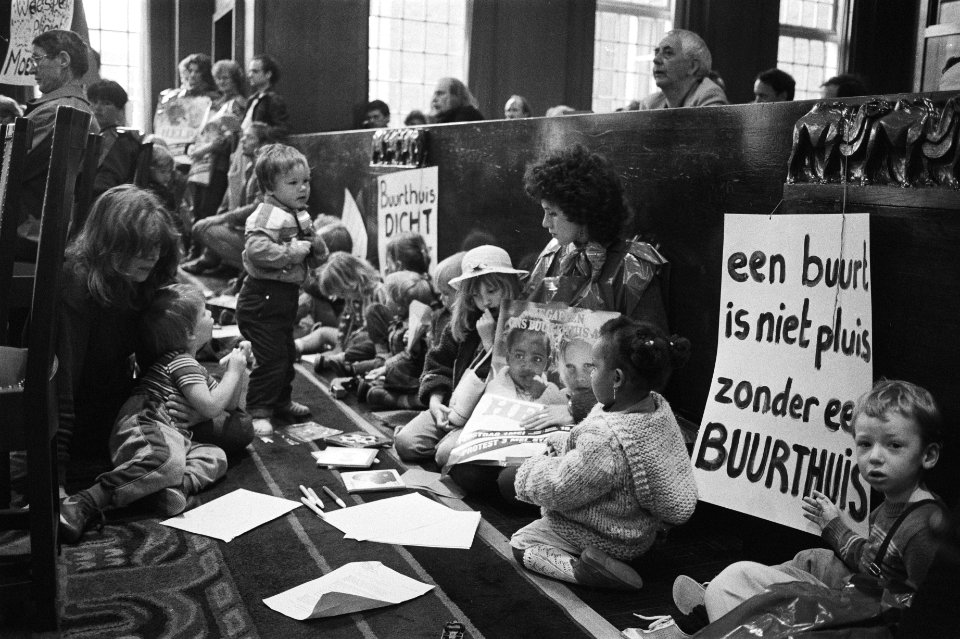 Buurthuizen demonstreren in Raadzaal Amsterdam tegen bezuinigingen, Bestanddeelnr 932-9558