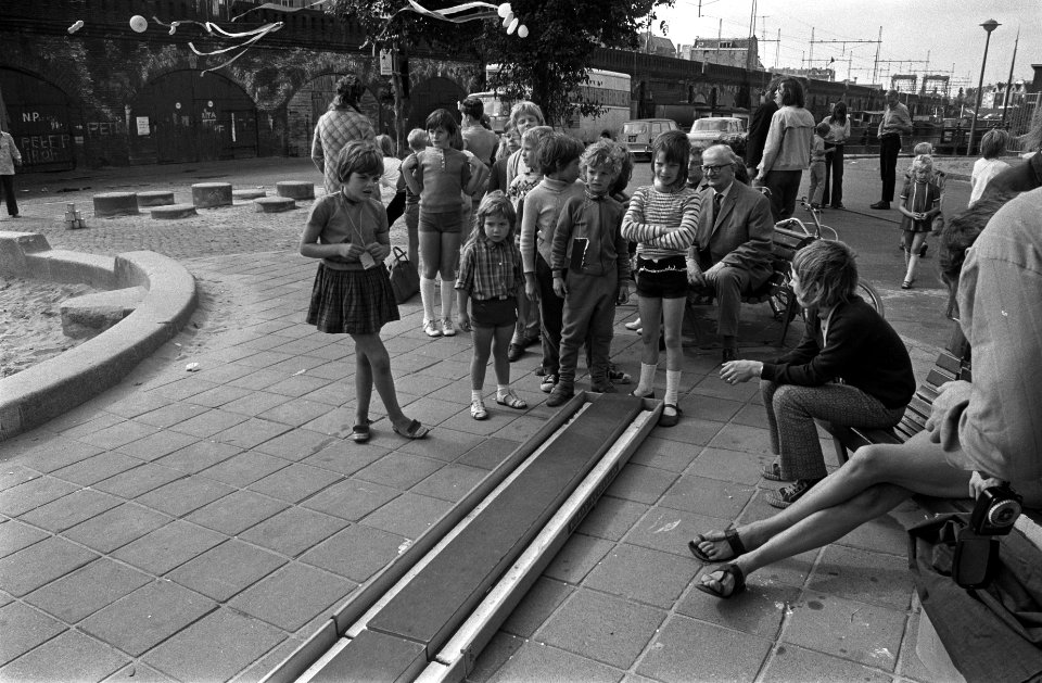 Buurtfeest met spandoeken bij Bickerseiland, Amsterdam, spandoek op speelplaats , Bestanddeelnr 924-9028