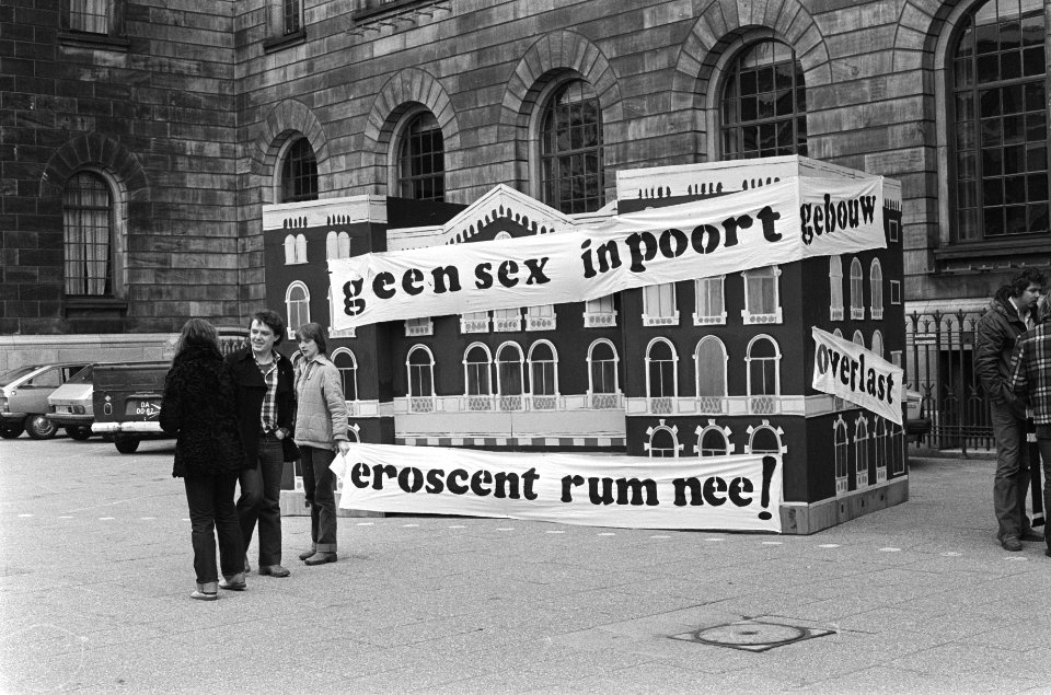 Buurtbewoners demonstreren tegen Eroscentrum in Rotterdam op de spandoeken staa, Bestanddeelnr 930-1815