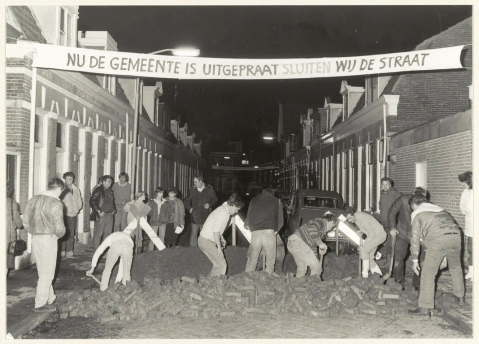 Buurtbewoners breken de Weversstraat ( in het Rozenprieel) open als protest tegen de verkeersoverlast. NL-HlmNHA 54014447