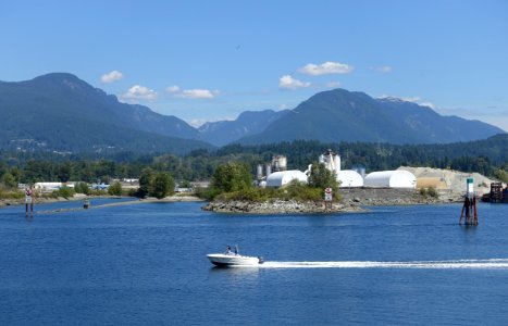 Burrard Inlet with motorboat - Vancouver, Canada - DSC09398