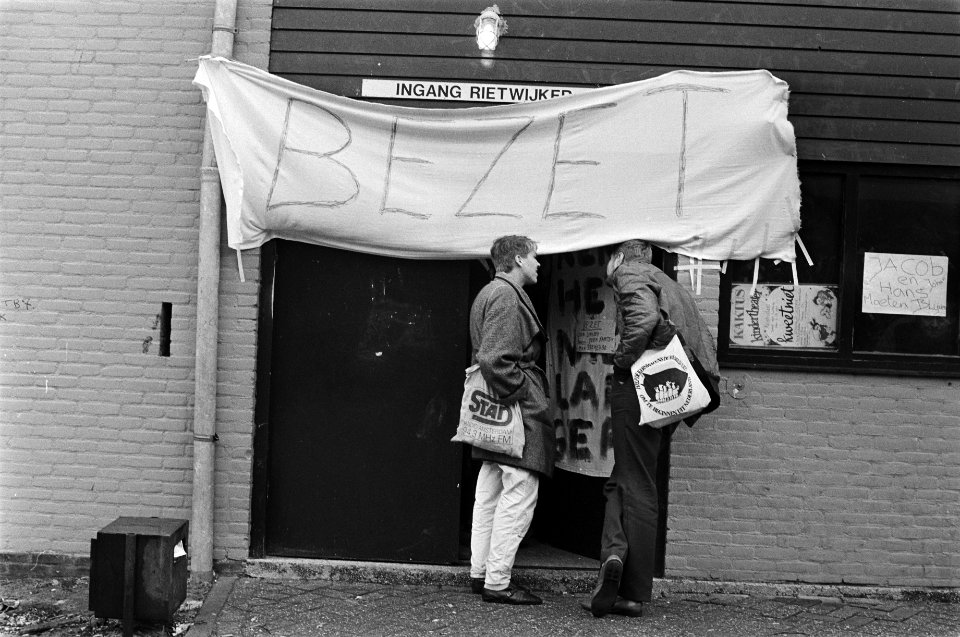 Buurthuis Rietwijker in Amsterdam Noord bezet, Bestanddeelnr 933-1232