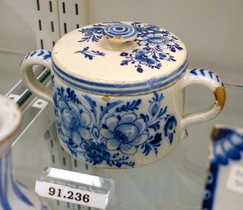 Butter pot, Holland, 1730-1750, tin-glazed earthenware, HD 91.236 - Flynt Center of Early New England Life - Deerfield, Massachusetts - DSC04358