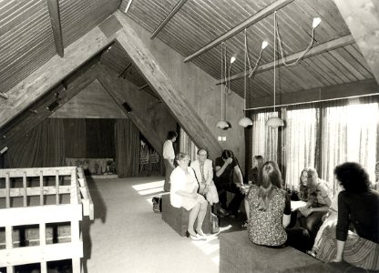 Buurtcentrum De Fjord. Aangekocht in 1974 van fotograaf C. de Boer. Identificatienummer 54-003437, NL-HlmNHA 54010752