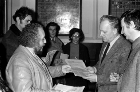 Buurtbewoners overhandigen een petitie aan de wethouders Kuijpers en Van der Eyd, Bestanddeelnr 926-9735