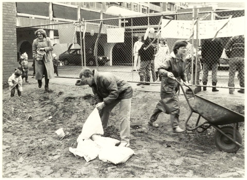Buurtbewoners kraken een speelveldje bij Engelenburg in het voorjaar van 1984. NL-HlmNHA 54021076
