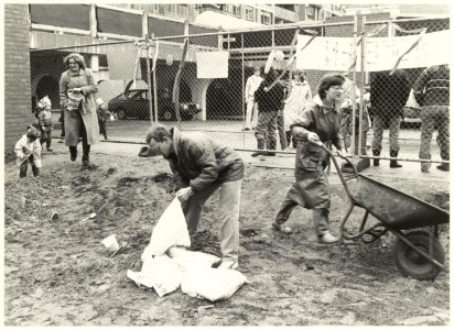 Buurtbewoners kraken een speelveldje bij Engelenburg in het voorjaar van 1984. NL-HlmNHA 54021076