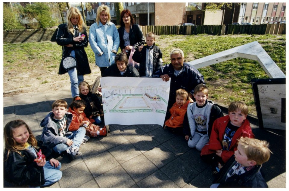 Buurtbewoners John Bout en Wilfred Braams tonen hun ontwerptekening voor een nieuwe veiligere speelplaats op het Voortingplantsoen. NL-HlmNHA 54037263
