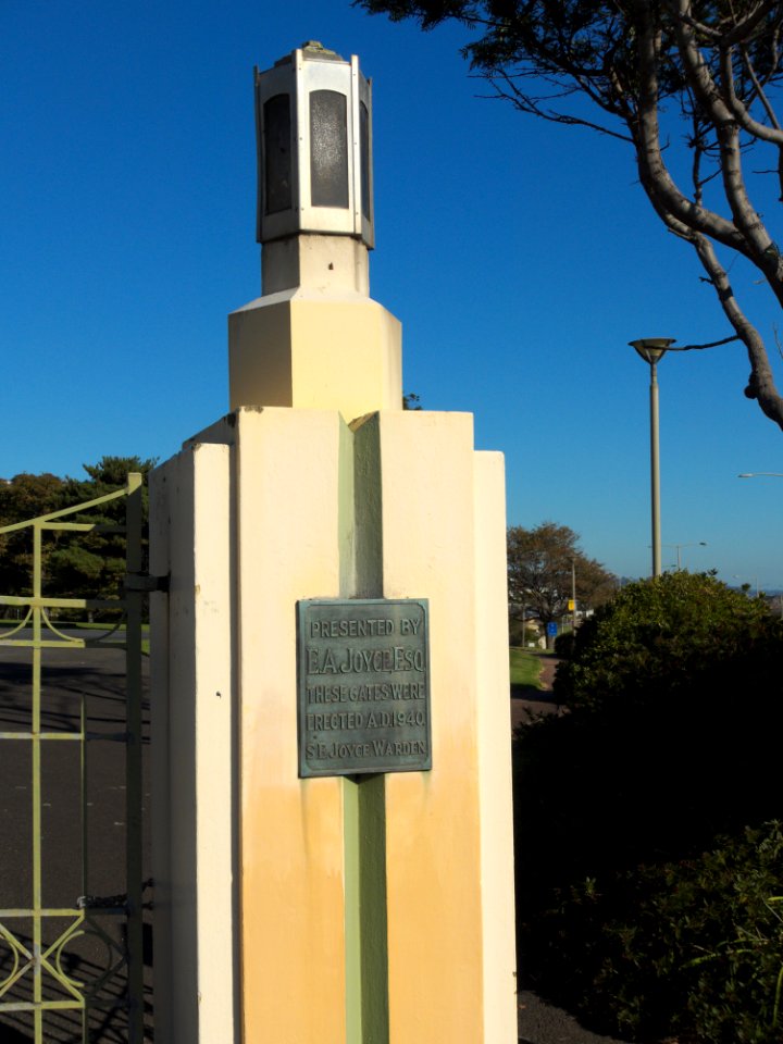 Burnie-Park-Gatepost-20150422-002