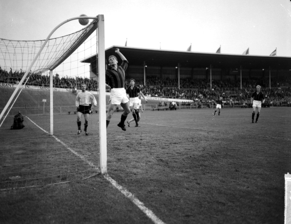 BVV tegen Haarlem in DOS-stadion 2-0 Een bijna zeker doelpunt van Jarki wordt d, Bestanddeelnr 915-3281