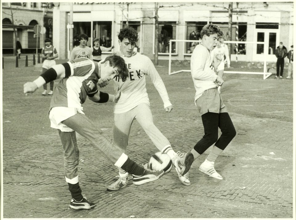 Buurthuisvoetbal op de Grote Markt, De Hoek - Fons Hof. NL-HlmNHA 5400465423