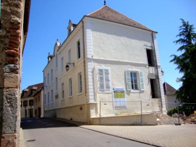 Buxy (Saône-et-Loire, Fr) mairie en restauration (juin 2010)