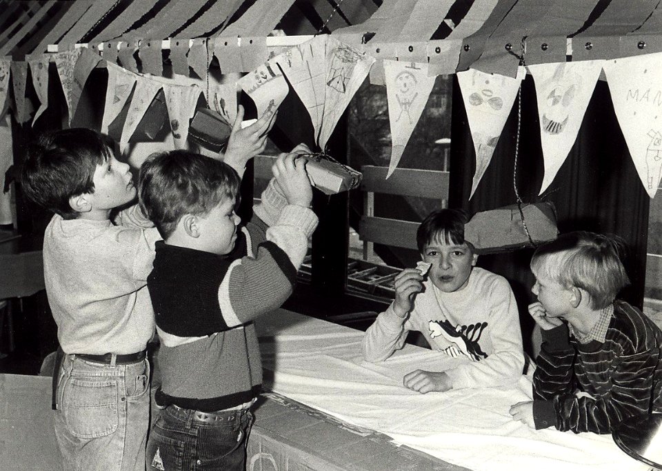 Buurthuis De Fjord aan de Paul Krugerkade 6. Kinderkermis Geschonken in 1986 door United Photos de Boer bv. - Gepubliceerd in het Haarlems Dagblad van 22.02.1985. Identificatienummer 54-022936