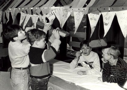 Buurthuis De Fjord aan de Paul Krugerkade 6. Kinderkermis Geschonken in 1986 door United Photos de Boer bv. - Gepubliceerd in het Haarlems Dagblad van 22.02.1985. Identificatienummer 54-022936