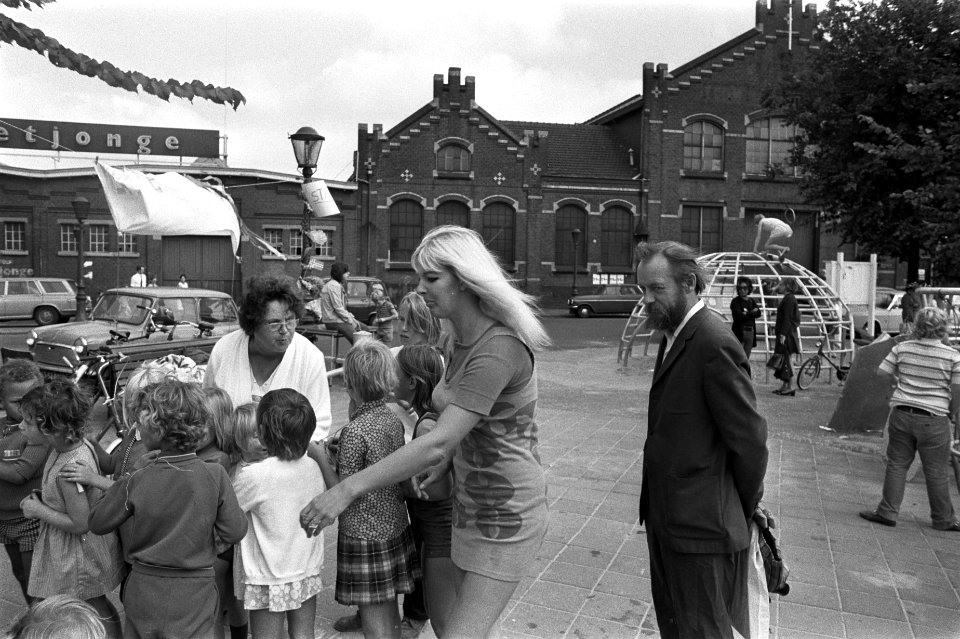 Buurtfeest met spandoeken bij Bickerseiland, Amsterdam, Bestanddeelnr 924-9029