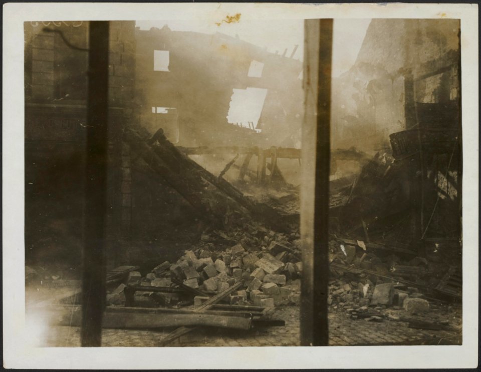 Burning building in Bapaume, taken immediately after the town was captured, Bestanddeelnr 158-2777