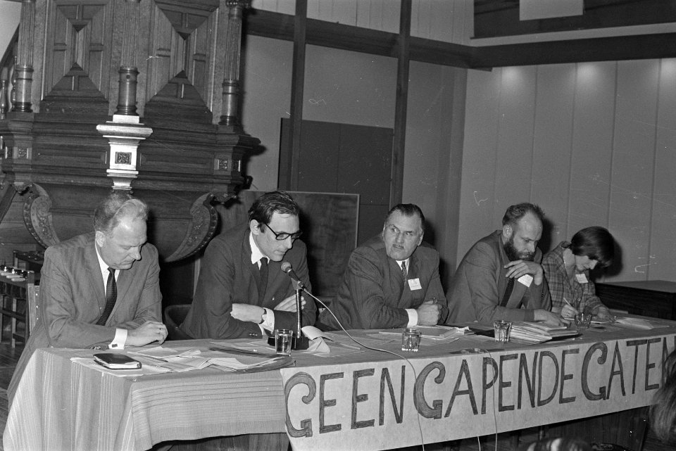 Buurtvergadering Comite Leefbaarheid in Muiderkerk, Amsterdam v.l.n.r. wethoude, Bestanddeelnr 924-2792