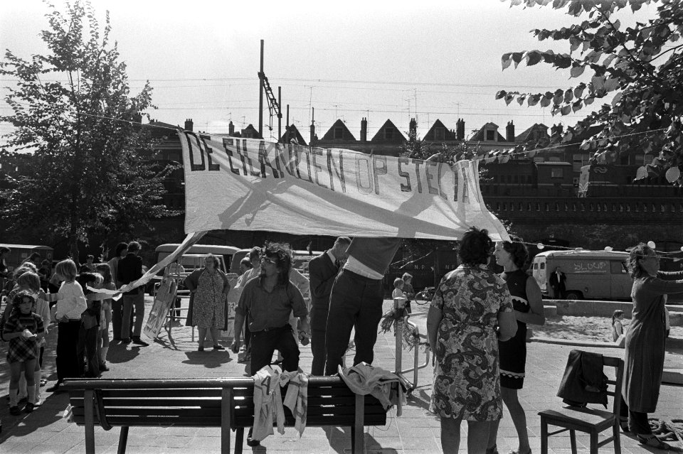 Buurtfeest met spandoeken bij Bickerseiland, Amsterdam, spandoek op speelplaats , Bestanddeelnr 924-9022