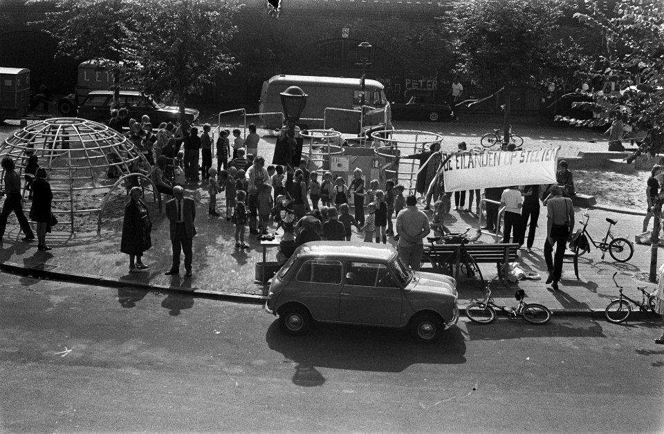Buurtfeest met spandoeken bij Bickerseiland, Amsterdam, spandoek op speelplaats , Bestanddeelnr 924-9023