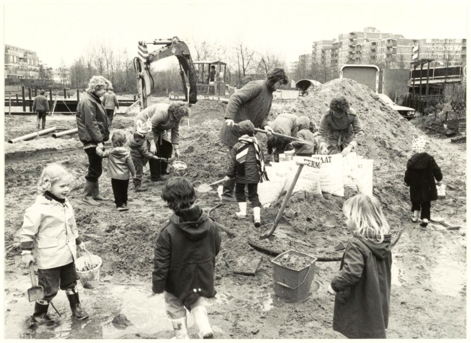 Buurtbewoners kraken een speelveldje bij Engelenburg in het voorjaar van 1984. NL-HlmNHA 54021077
