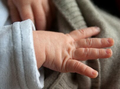 Hand birth child